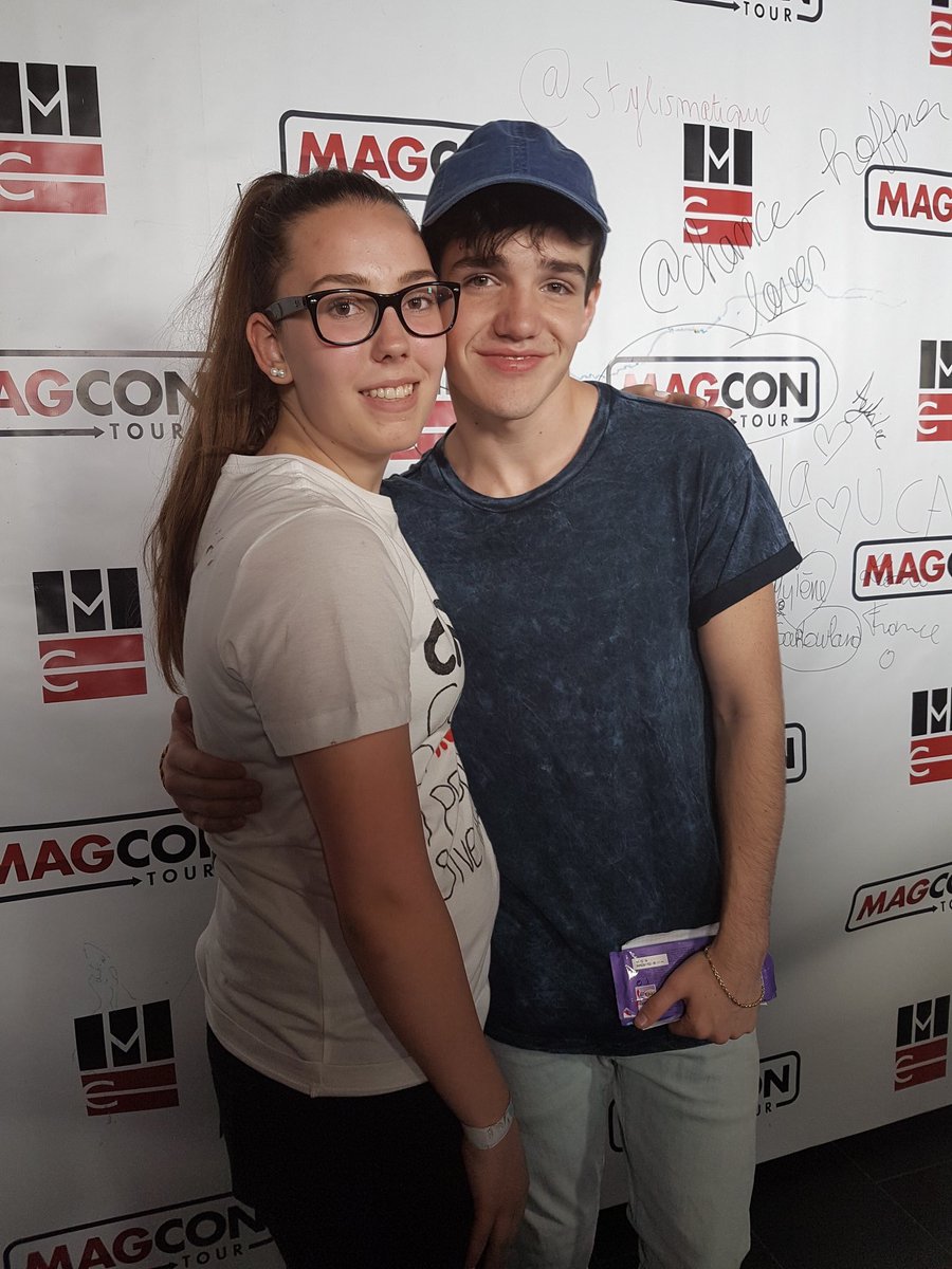 NewsOnCarpenter's tweet photo. Aaron with a fan today at the M&amp;G for #MagconMunich in Munich, Germany. - via @22Eilean https://t.co/FIAj4WufHv