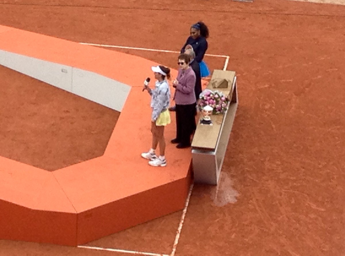 So_Constance's tweet image. Un samedi à #RolandGarros avec la charmante @GarbiMuguruza qui bat S. Williams. Que demander de mieux? :)
#Fossettes