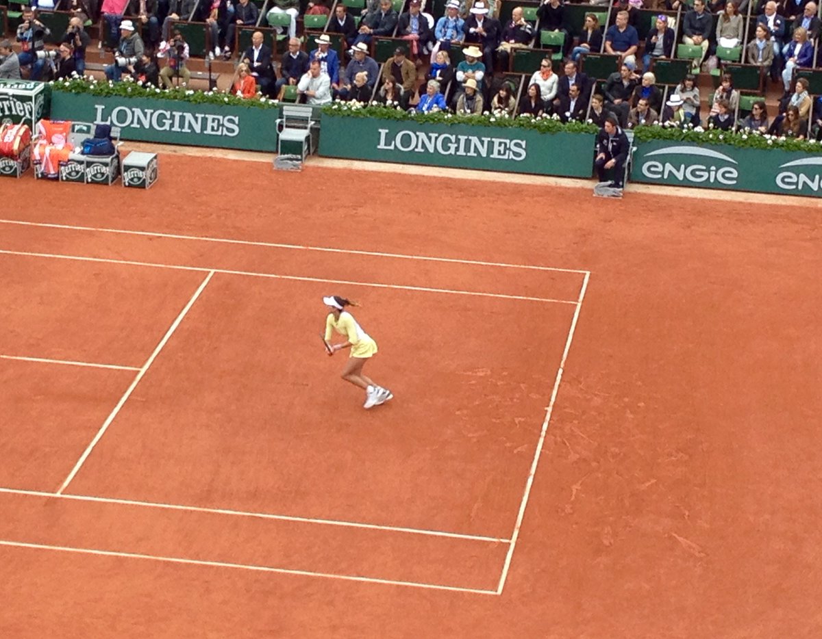 So_Constance's tweet image. Un samedi à #RolandGarros avec la charmante @GarbiMuguruza qui bat S. Williams. Que demander de mieux? :)
#Fossettes