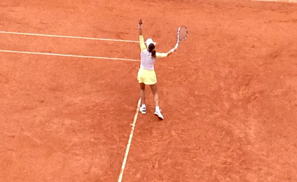 So_Constance's tweet image. Un samedi à #RolandGarros avec la charmante @GarbiMuguruza qui bat S. Williams. Que demander de mieux? :)
#Fossettes