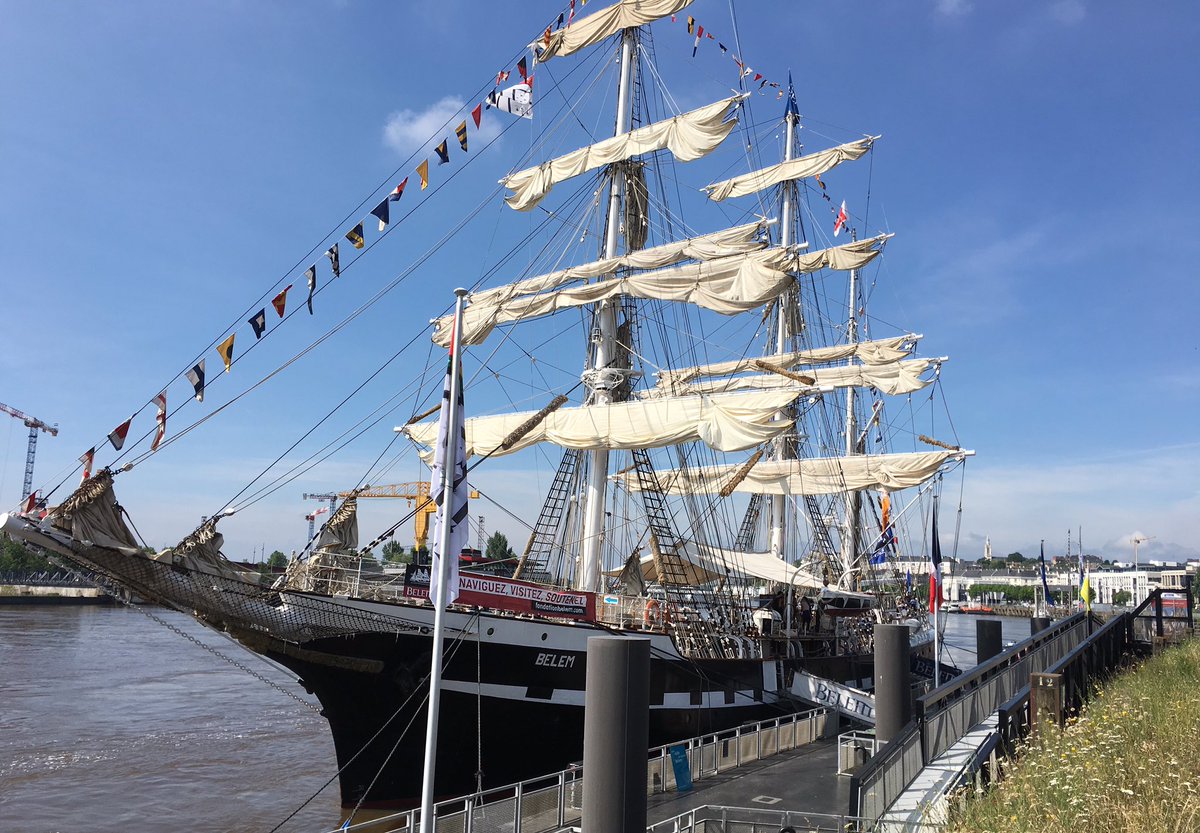 Novodila's tweet photo. Le Belem emporte maintenant à bord un défibrillateur @HeartSine. Son équipage a été formé aujourd'hui par @Novodila https://t.co/g1QHolbiQI