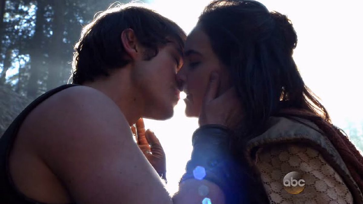 klaroline_stan's tweet photo. Ngl I shipped this💚#OUAT #hercules #youngsnow https://t.co/vpPmtIiyVK