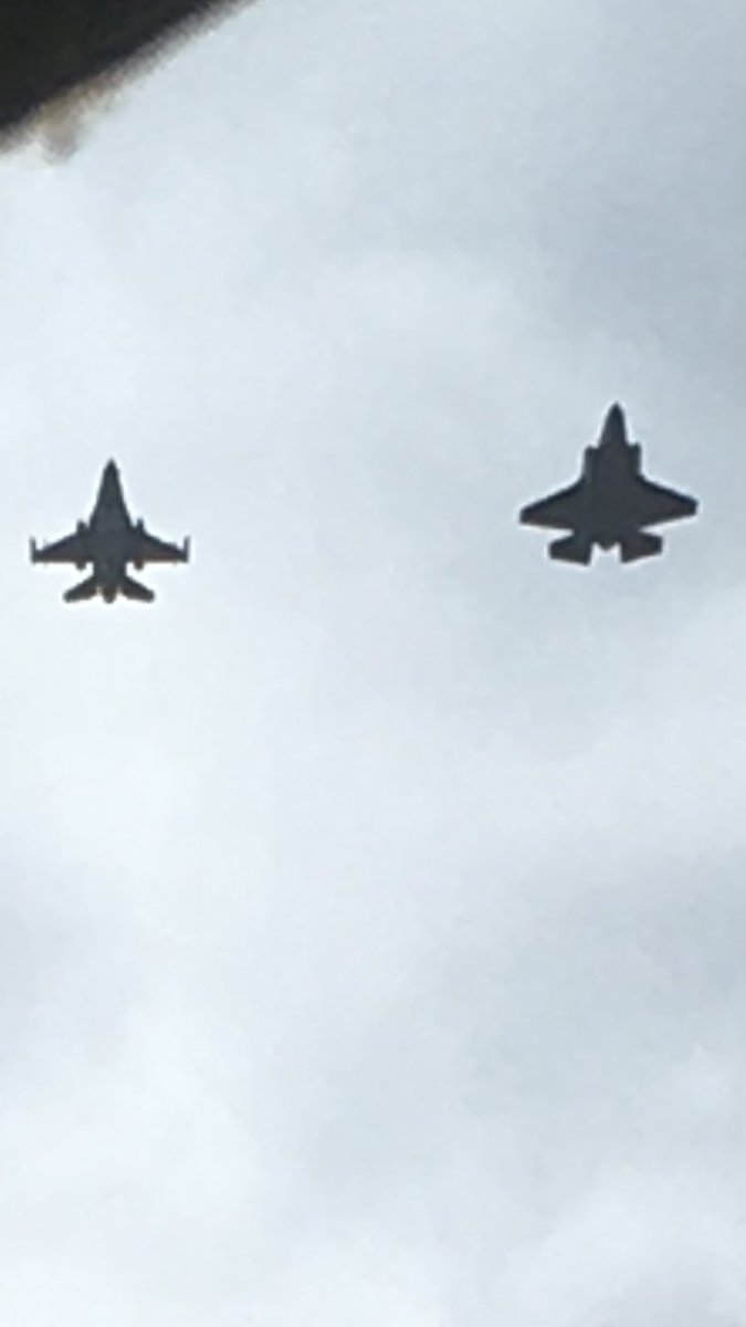EricGrotens's tweet photo. Dichter komen ze niet meer voor je raam langs. Vanmiddag @tamek_NL #eekwal @zwolle #f16 #jsf Genietende hoogvlieger https://t.co/a8DBJNXpMe