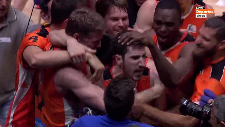 MovistarPlus's tweet photo. Final. Guillem Vives desata la locura con su canasta ganadora. ¡El @valenciabasket sigue vivo! #PlayoffLigaEndesa https://t.co/3LAE9x4kzb