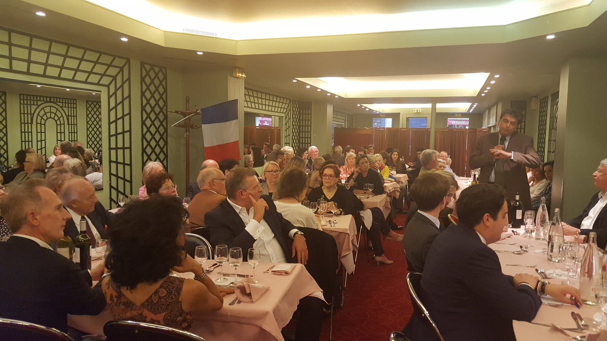 LR1ERECIRCO's tweet photo. Bcp de monde ce soir au diner de @LellouchePierre avec @ClaudeGoasguen pour parler de la crise migratoire. https://t.co/SQASU4mhCf