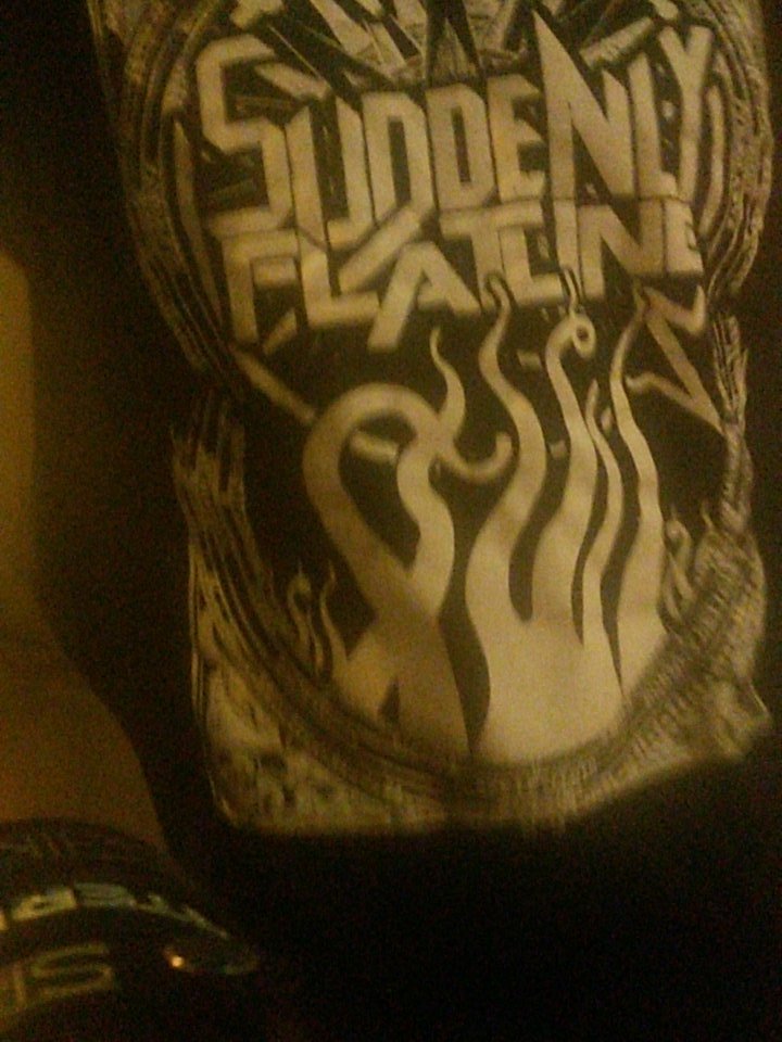 EnriqueShikari's tweet image. Aquí luciendo la camiseta de @SuddenlyFL que me regaló mi compadre @neronzombieinc