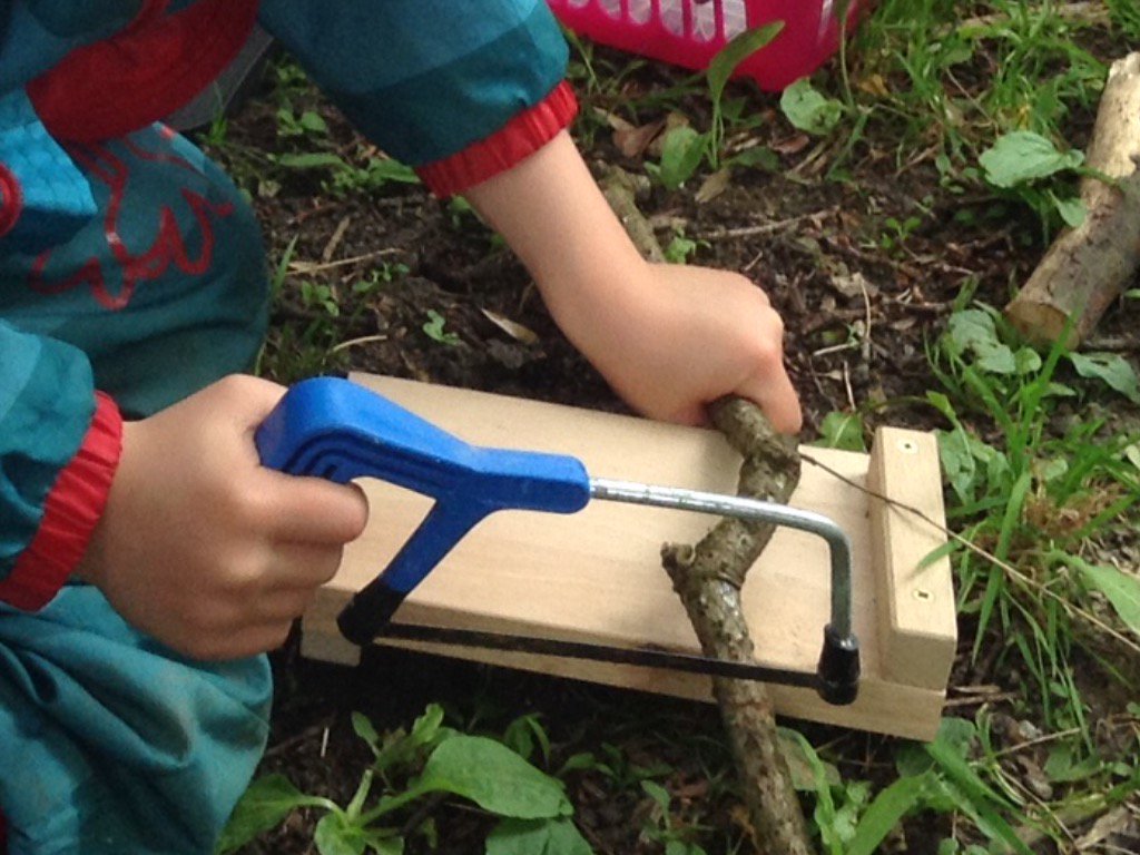 TheEYEducator's tweet photo. Real tools, real risk, REAL learning @ABCDoes @EyfsPals #EYFS #outdoorlearning #eytalking https://t.co/njVGRhVVFX