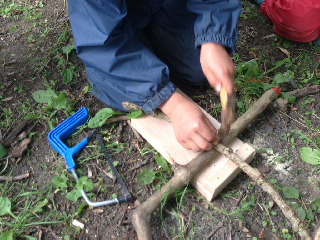 TheEYEducator's tweet photo. Real tools, real risk, REAL learning @ABCDoes @EyfsPals #EYFS #outdoorlearning #eytalking https://t.co/njVGRhVVFX