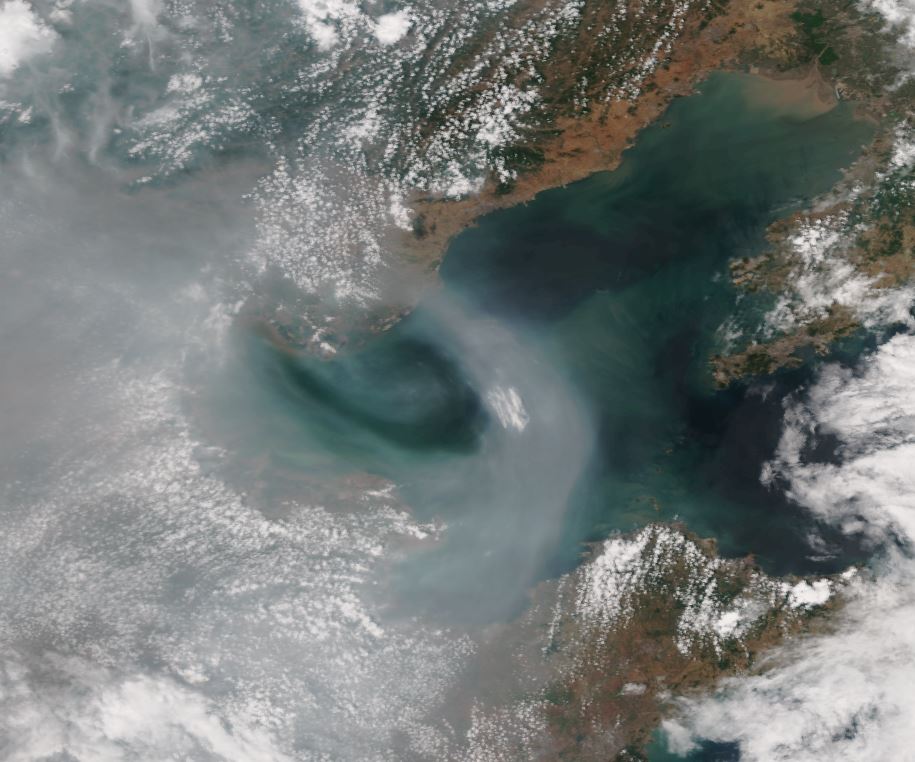 NOAASatellites's tweet photo. NOAA/NASA Suomi NPP captured this image of smoke and smog over the Yellow Sea. Full view at https://t.co/vvLPG5Mj66 https://t.co/ZnYXKtPhf8