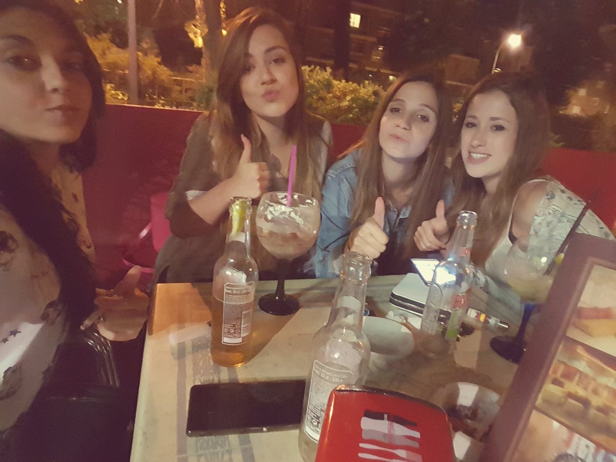 Ariaadna96's tweet photo. Tarde recordando momentos y celebrando buenas noticias con gente de verdad!! 😘 https://t.co/llMvi81TTB
