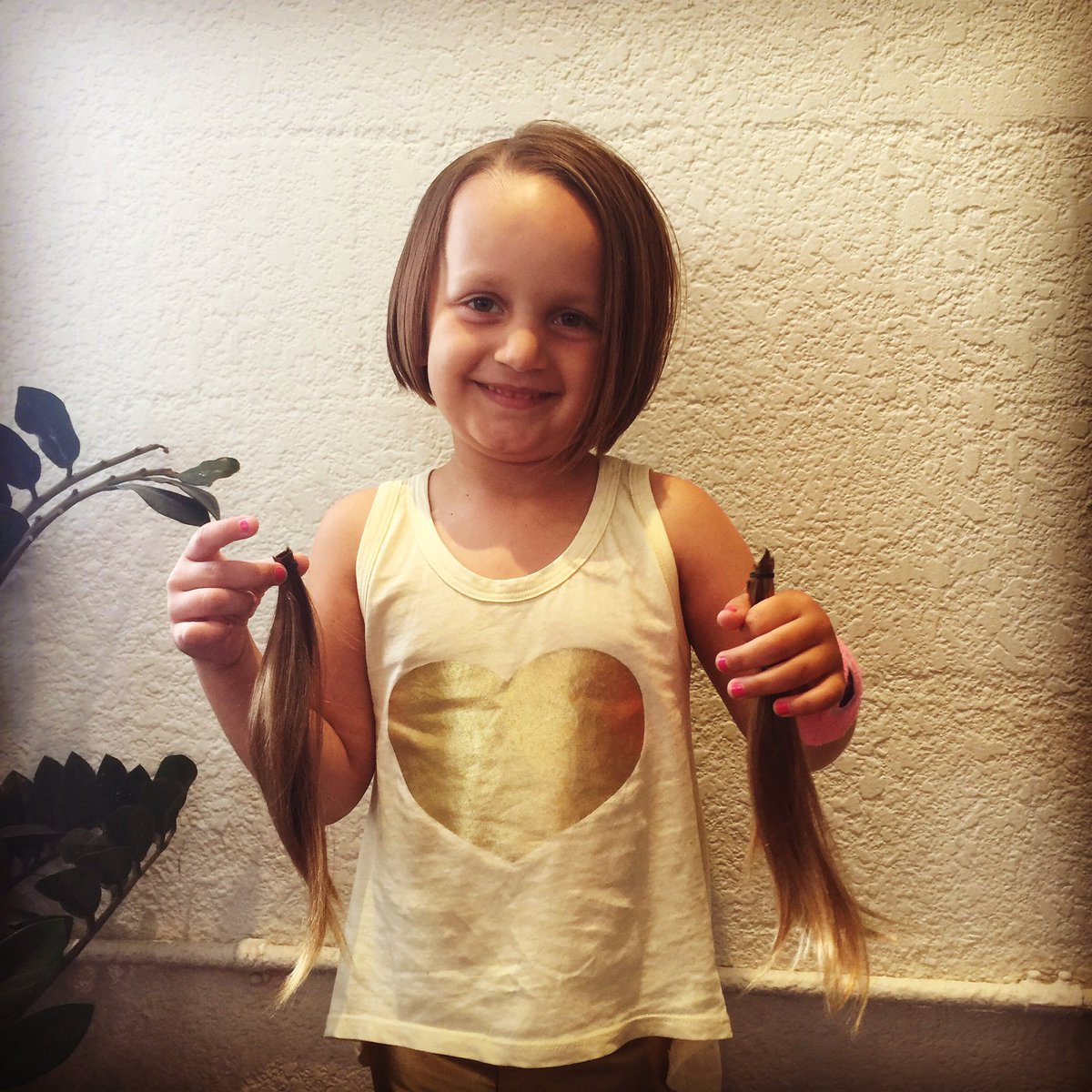 LandGsMamas's tweet photo. Greta's hair is on its way💇! #pantenemakethecut #asymmetricalbob #alchemythehairsalon #PanteneBeautifulLengths https://t.co/YtY56zk2Mp