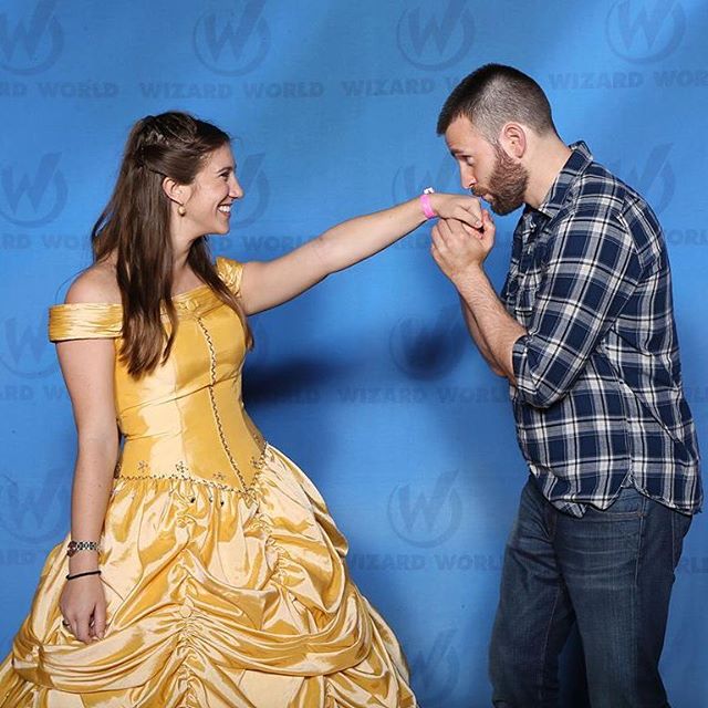 cevansculture's tweet photo. ¿No es esto muy tierno? @ChrisEvans saludando a su princesa Disney favorita, Bella. Dichosa esa mano que ha besado. https://t.co/Wkz9oOfxcB