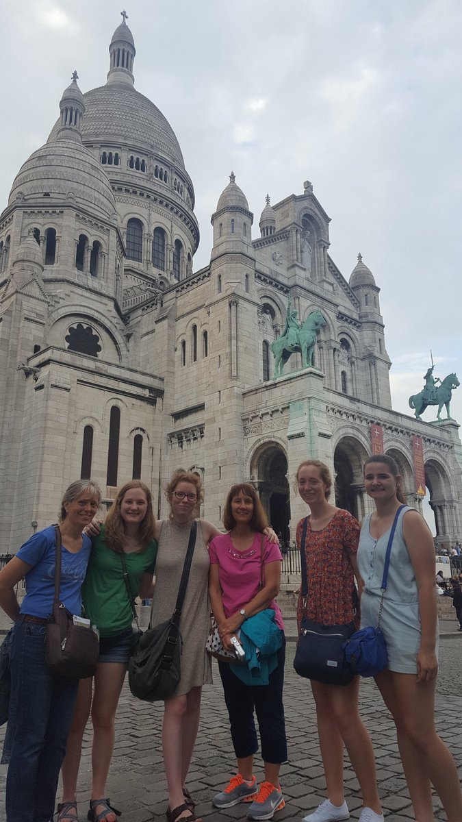 LesBlueJays's tweet photo. Devant la basilique du Sacré Cœur. Quelle montée! Six jeunes femmes et un prof tout à fait épuisés (mais heureux). https://t.co/bFh5vkJjX7