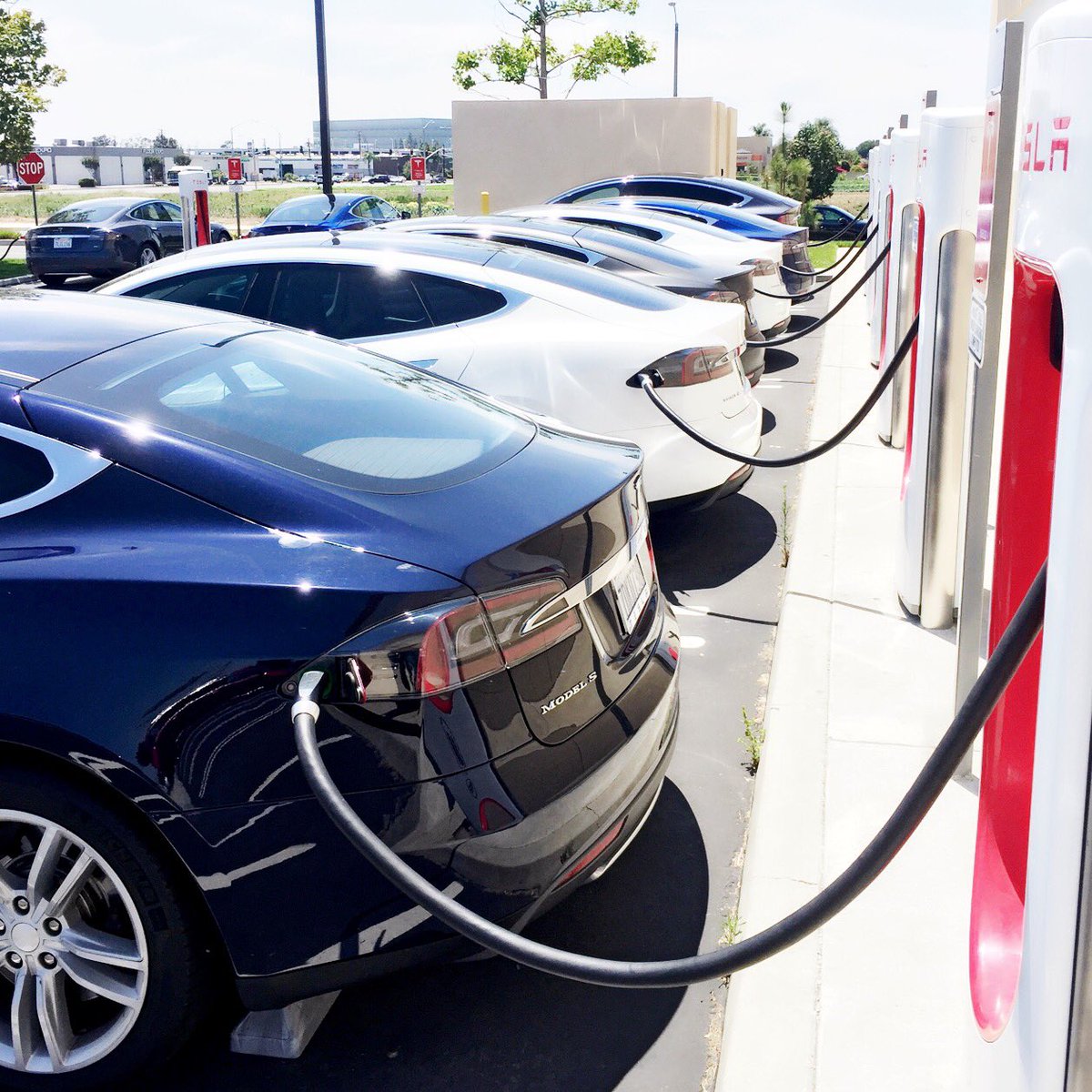 KevinKwanLoucks's tweet photo. The hook up. @TeslaMotors @Teslarati @TeslaMotorsClub #supercharger #models #modelx #archduke #evhang #nogas #hookup https://t.co/Xv8eZJvrGt