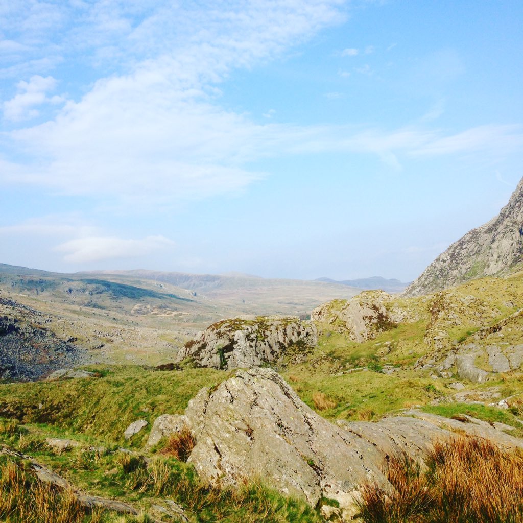 ThePrettyPic's tweet photo. Thanks for following lovely people! Let's celebrate with a pretty view #cwmidwal #snowdonia #theprettypicturecompany https://t.co/rg4zbLBExh