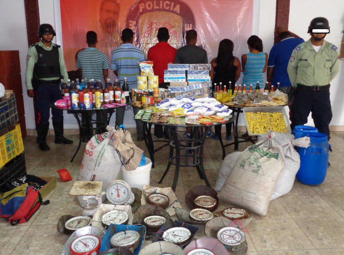 POLICIAMUNICI's tweet photo. POR LA policia municipa En El Mercado Municipal Siete Personas Detenidas Por Bachaqueo https://t.co/OsEz0RtlIl