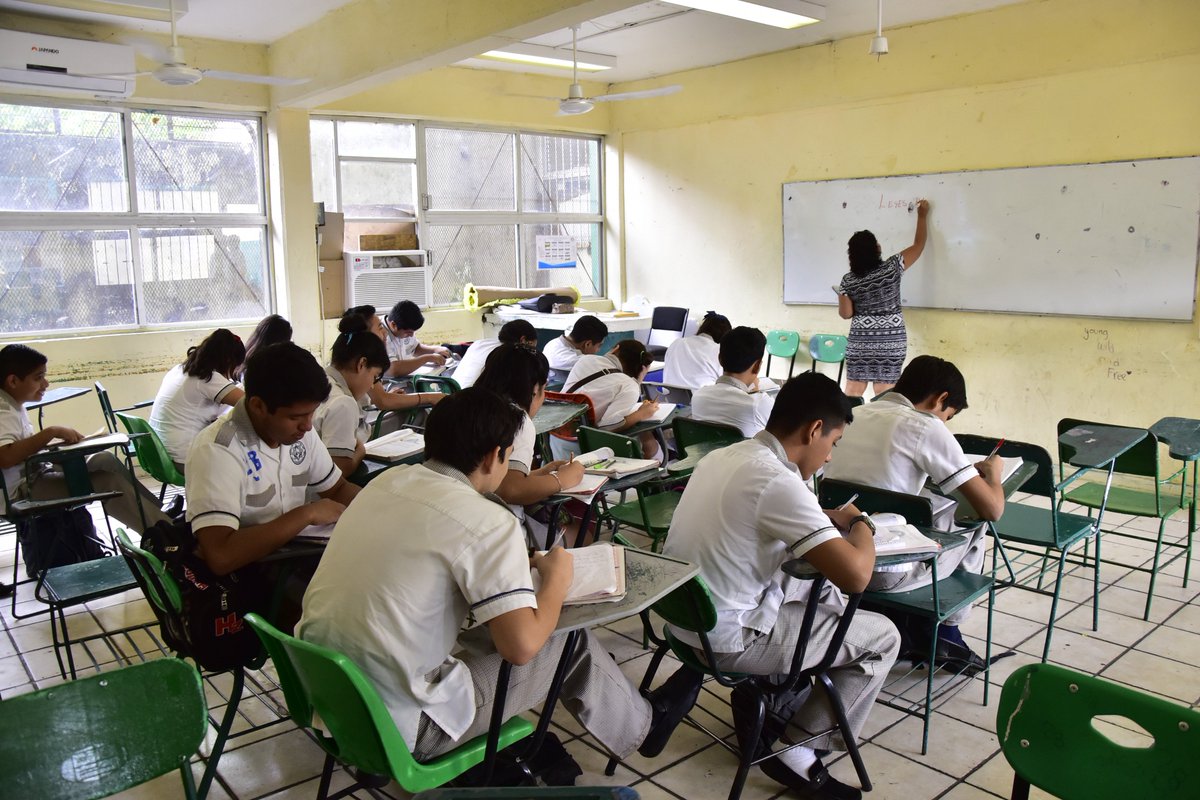 Gobdetabasco's tweet photo. En #TabascoPorLaEducación asisten alumnos de la Secundaría Técnica No. 9 a clases en horario normal. https://t.co/vFzuKbl189
