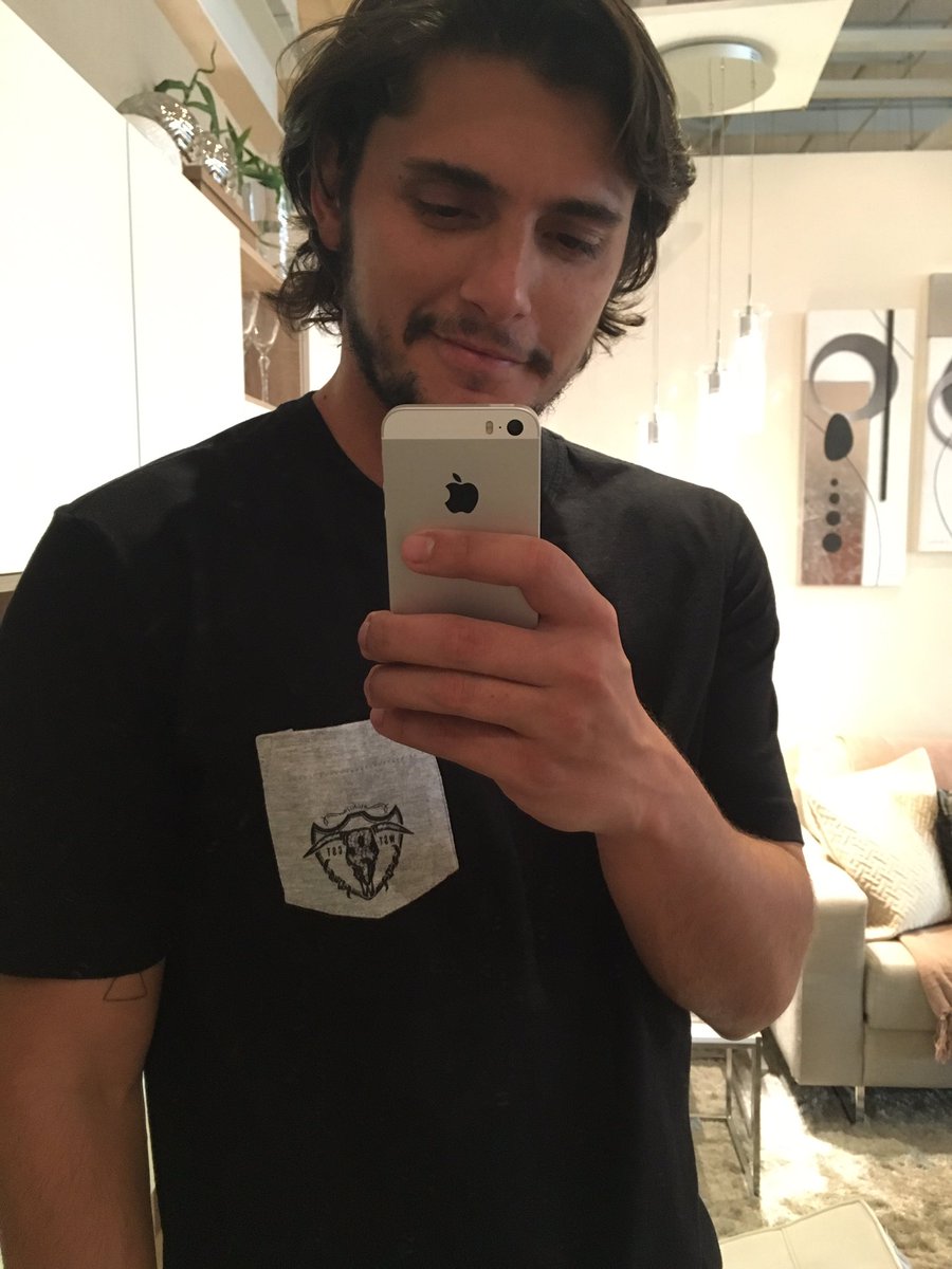 BrunoSGissoni's tweet photo. Peguei meu #iPhoneSE e aderí ao #Claroup que me dá seguro contra quebra/roubo e deixa trocar de iPhone todo ano. https://t.co/V4SBHutLt7
