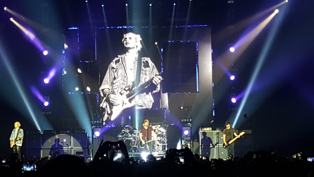 slini_xD's tweet photo. You guys were amazing tonight❤ #mannheim #5sosworldtour #5sosgermany #5sos https://t.co/xeFndKAllb