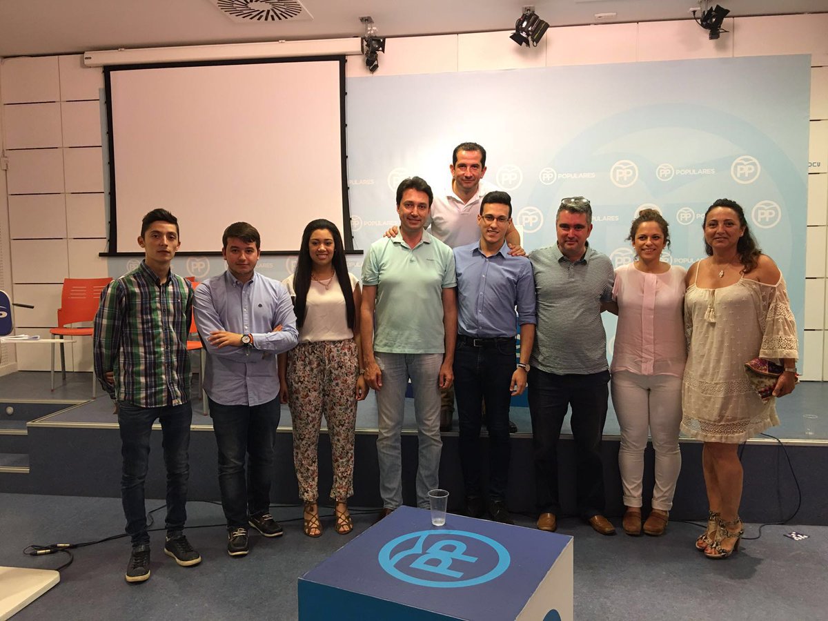 VicenteBetoret's tweet photo. Tarde noche intensa. Primero con los amigos de la #RedPPVal y después con compañeros del cap i casal. @PP_VAL https://t.co/t3JWitfkb5