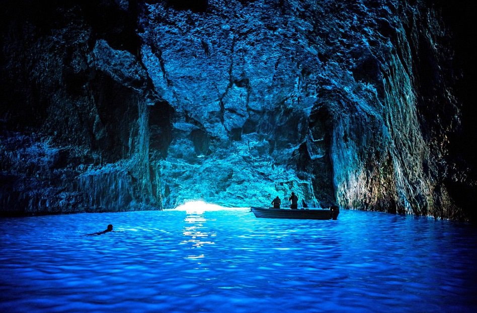 HayQueSaberlo's tweet photo. Buzo nadando cerca de un barco dentro de la espectacular cueva de Kas en Turquía. https://t.co/JqyX9xDMfF