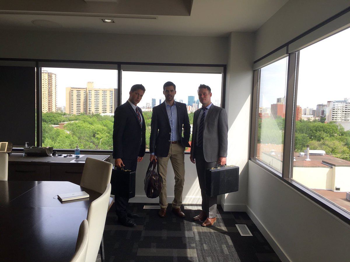 lloydsadd's tweet photo. Business casual? #ALLbusiness #NOcasual #workit #briefcasesmeanbusiness #LSfun https://t.co/Fv1k6itFJa