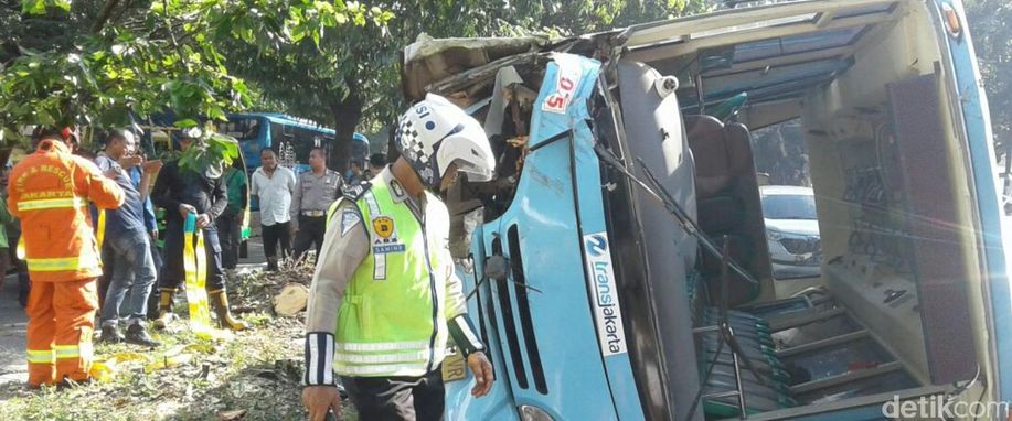 detikcom's tweet photo. Bus Feeder Kecelakaan di Warung Buncit, TransJ: Pecat dan Black List https://t.co/wJb6cedmDE https://t.co/aozJgs4jCV