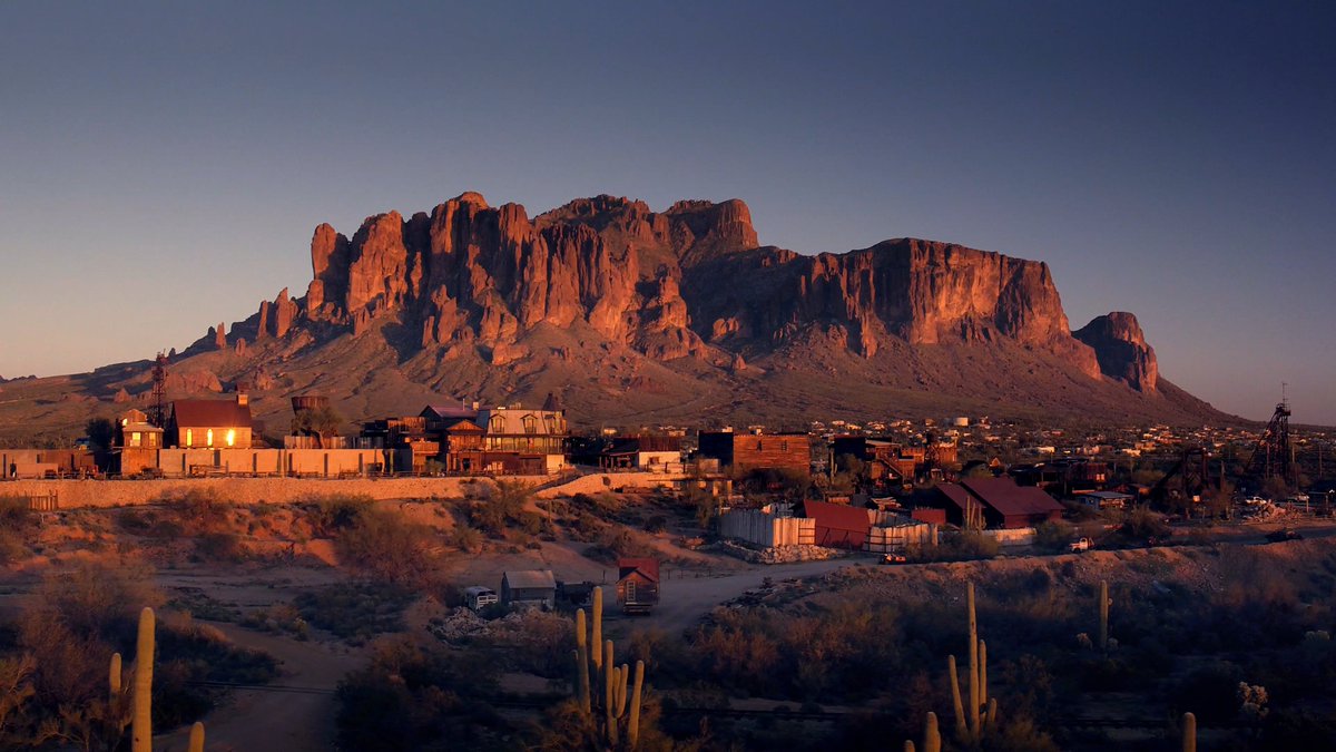 SkyTrippingApp's tweet photo. Isn't the sunset lighting just gorgeous? #sunset #mesa #arizona #planetearth #relax #skytripping #dronephotography https://t.co/uQaVUe1VPX