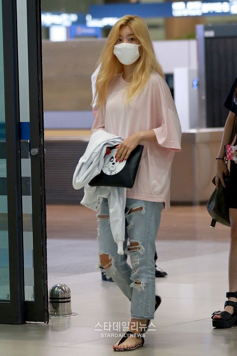 aboutsojin's tweet photo. sojin and her ; 
legs
diffenrent hair colors 
fashionable clotes and 
pretty gestures https://t.co/ccHtDEjRcY