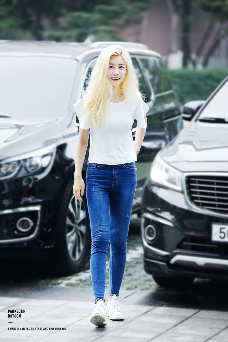 sojin and her ; 
legs
diffenrent hair colors 
fashionable clotes and 
pretty gestures