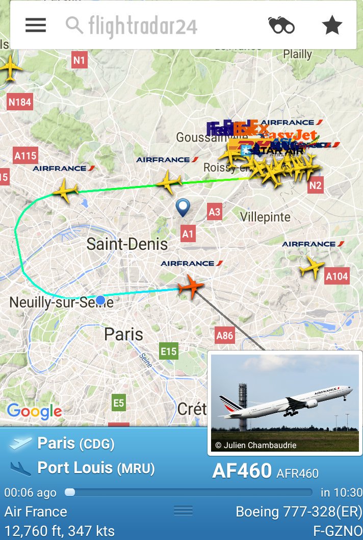 landais_cedric's tweet photo. Moon salute au dessus de @Mairie17,  #AF442 #AF1320 #AF460 #AF102 à la suite, trop beau un ciel avec des avions #AF https://t.co/0J1MexOKjw