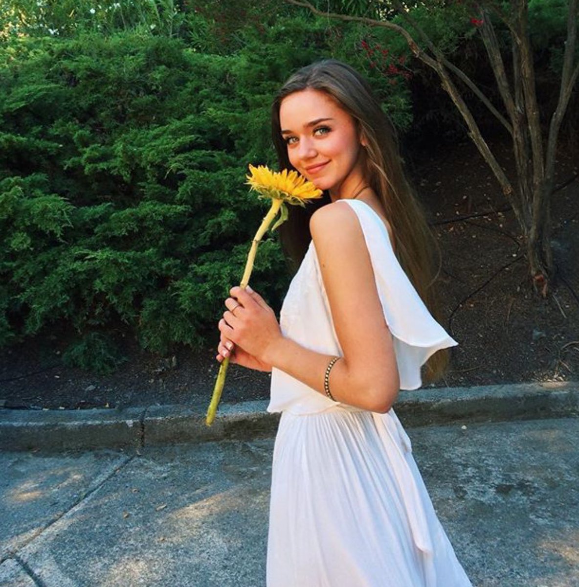 LaurenFParodyCQ's tweet photo. lovely days 💛 https://t.co/y3ZkgrdI8B