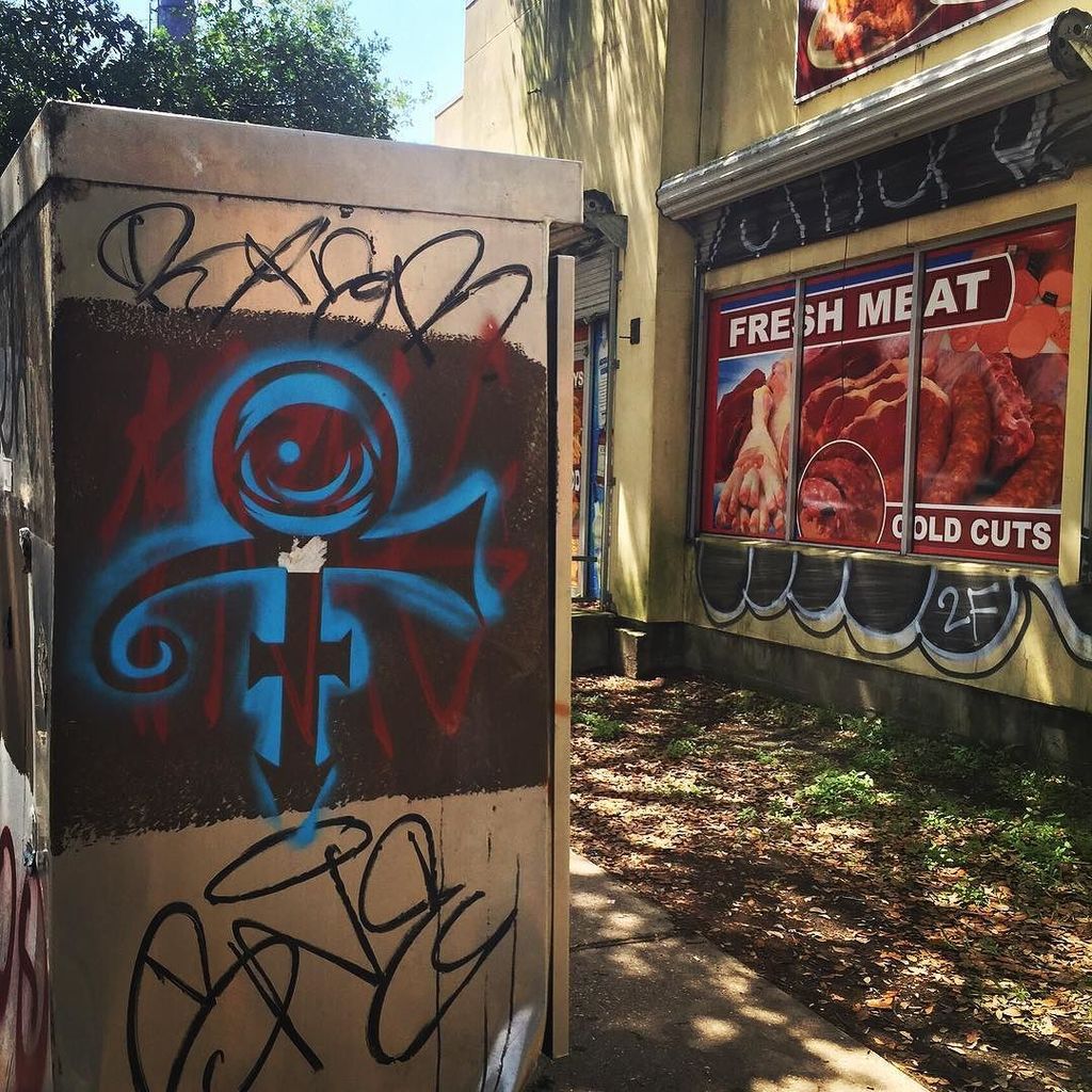 PeatEyez's tweet photo. Found this piece I sprayed in New Orleans last month #restinPrince #prince https://t.co/yBDwHimk7a https://t.co/2IqzL7SJqR