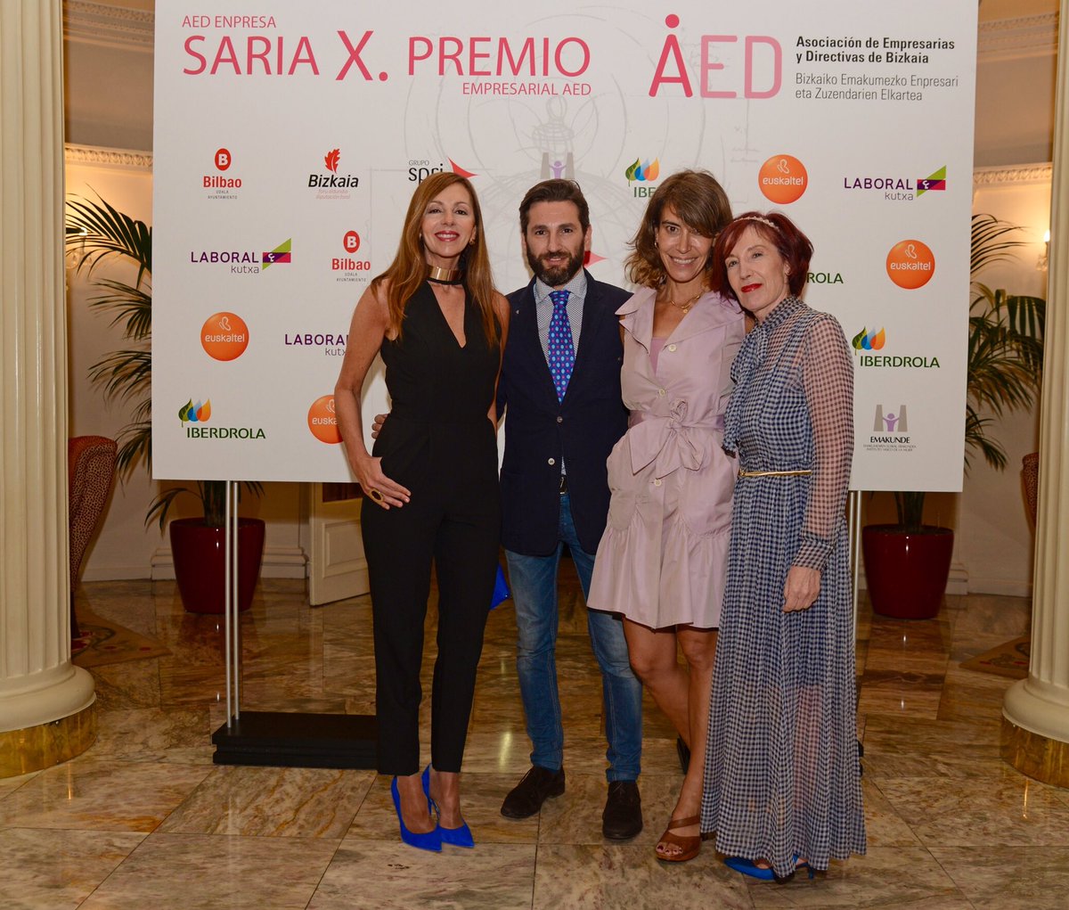 Marfert's tweet photo. Disfrutando con @nekanelauzirika @georgeus7 y muchos  amigos en premios @AedAsociacion en @CarltonBilbao #Bilbao https://t.co/HufSYa66jy