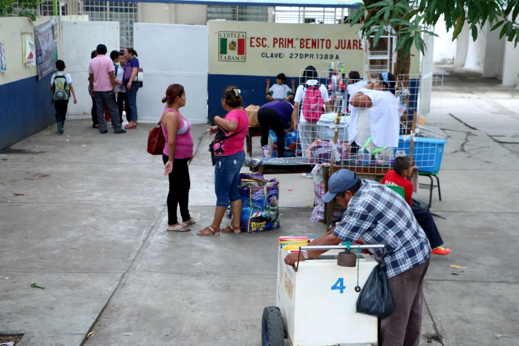Gobdetabasco's tweet photo. #TabascoPorLaEducación asisten a clases alumnos de la Primaria "Benito Juárez" Av. 27 de Febrero Col. Atasta https://t.co/Ujn98TvGee