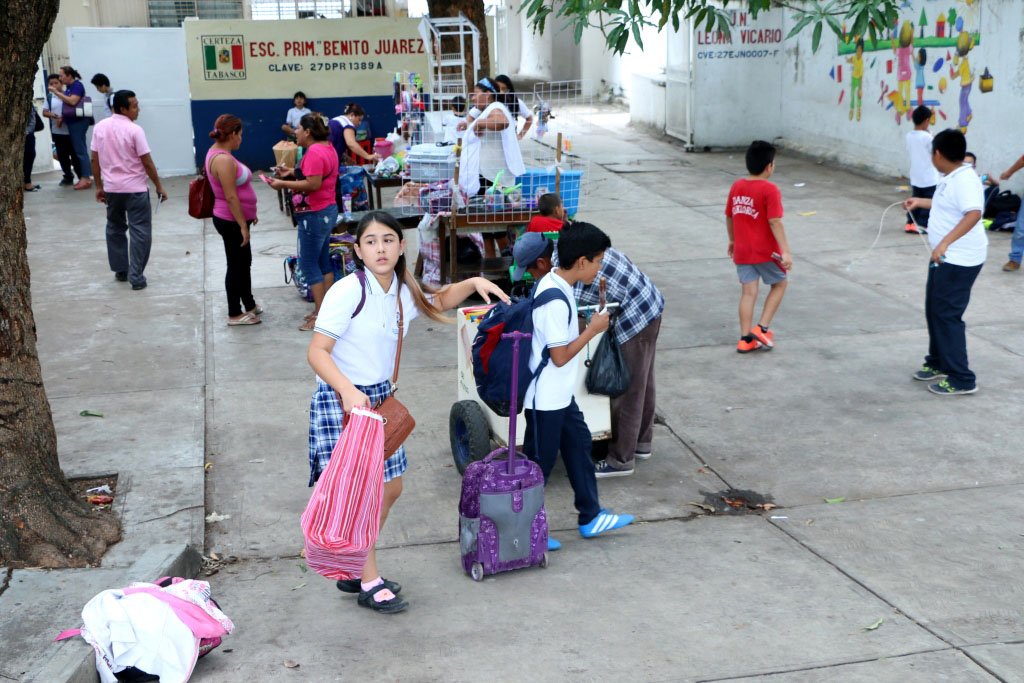Gobdetabasco's tweet photo. #TabascoPorLaEducación asisten a clases alumnos de la Primaria "Benito Juárez" Av. 27 de Febrero Col. Atasta https://t.co/Ujn98TvGee