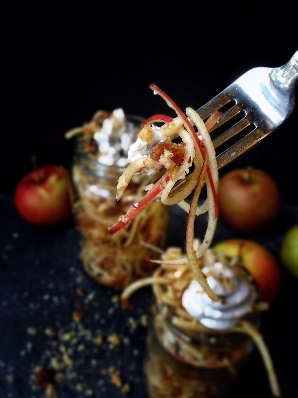 Raw Apple Pie in a Jar #vegan #dessert #refinedsugarfree
Get the recipe here >>> buff.ly/28fyEcc