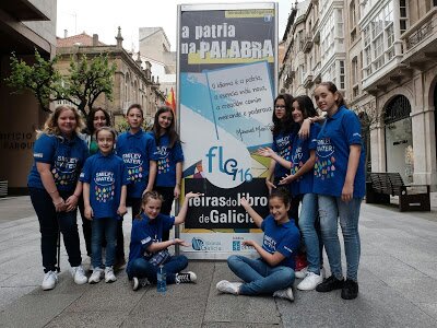 SmileyWater's tweet photo. Los Smileys en la Feria del Libro de Ourense repartiendo pegatinas del proyecto #SmileyWater. @Mjnovo @feijoozorelle https://t.co/ndeSWvMlgd