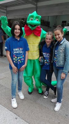 SmileyWater's tweet photo. Los Smileys en la Feria del Libro de Ourense repartiendo pegatinas del proyecto #SmileyWater. @Mjnovo @feijoozorelle https://t.co/ndeSWvMlgd