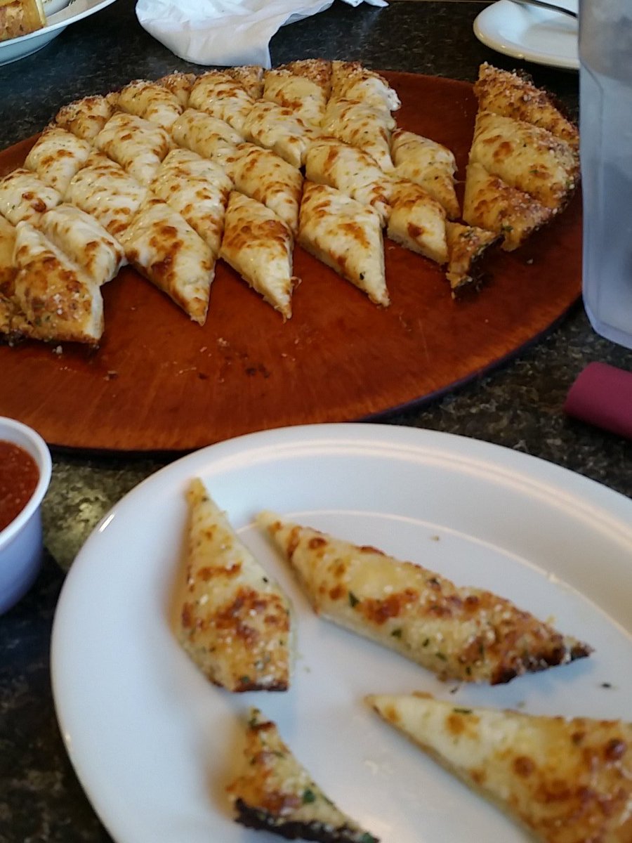 TGraves0408's tweet photo. Eating at @pizzahut to support my church's youth group and their trip for @Habitat_org   #FCC #CYF #yum #panbread https://t.co/SLz2icRnzh