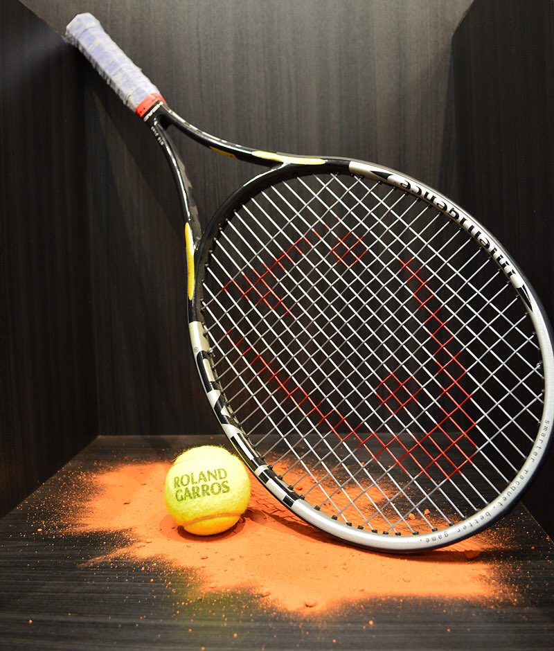 gugakuerten's tweet photo. A raquete que ficou famosa por um dos momentos mais emblemáticos da carreira: o coração, em @rolandgarros (2001). https://t.co/m8hmqXDOUb