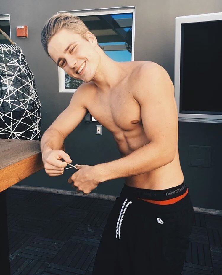 jerkohoIic's tweet photo. pool day. 🌴🌊 https://t.co/L2ZKYIhZOp