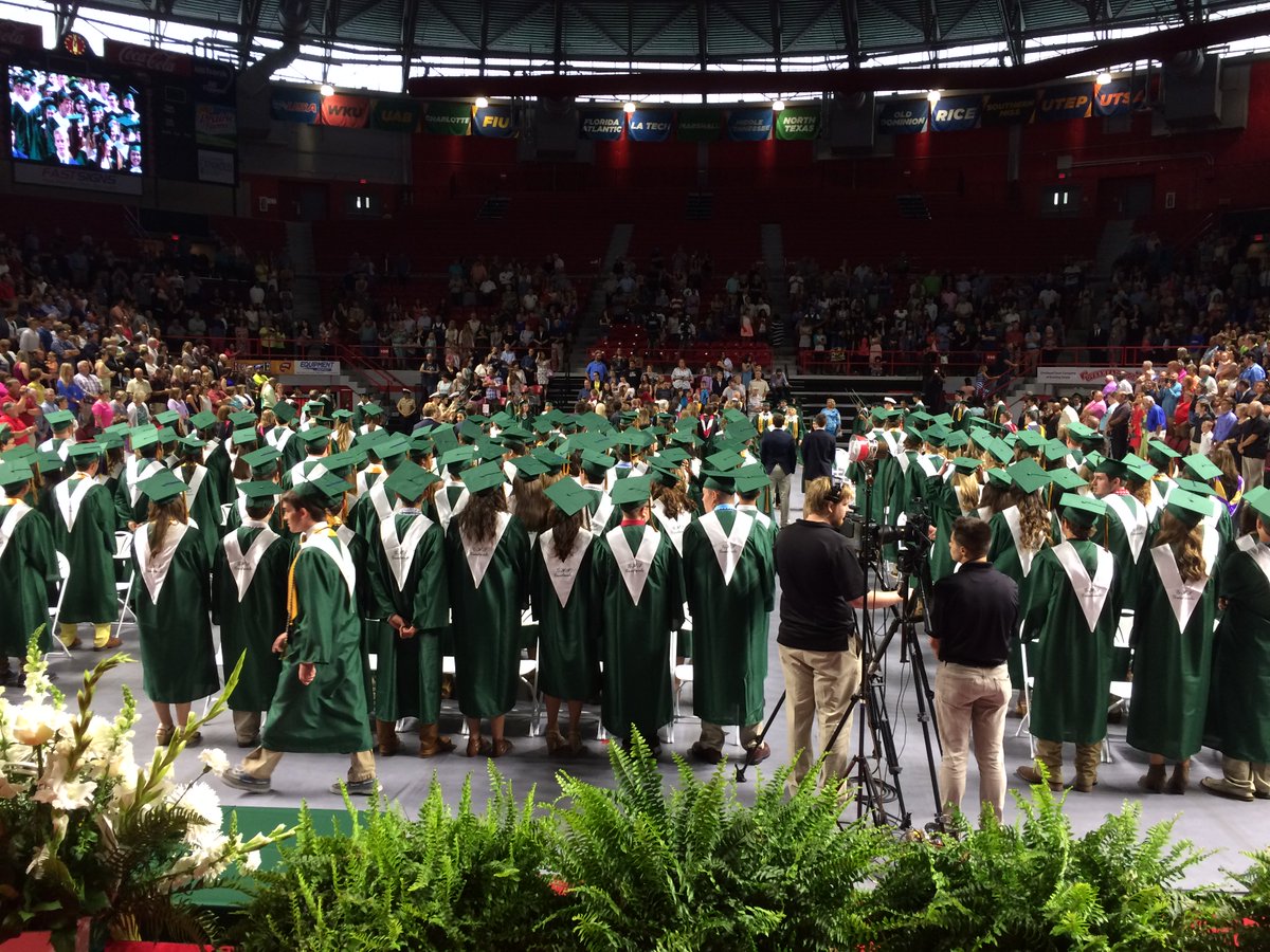 Melanie_Llontop's tweet photo. Congratulations Greenwood High School Seniors 2016 #GHSClassof2016 #GHSGatorNation #GHSGatorFamily https://t.co/eU7fCkuFc3