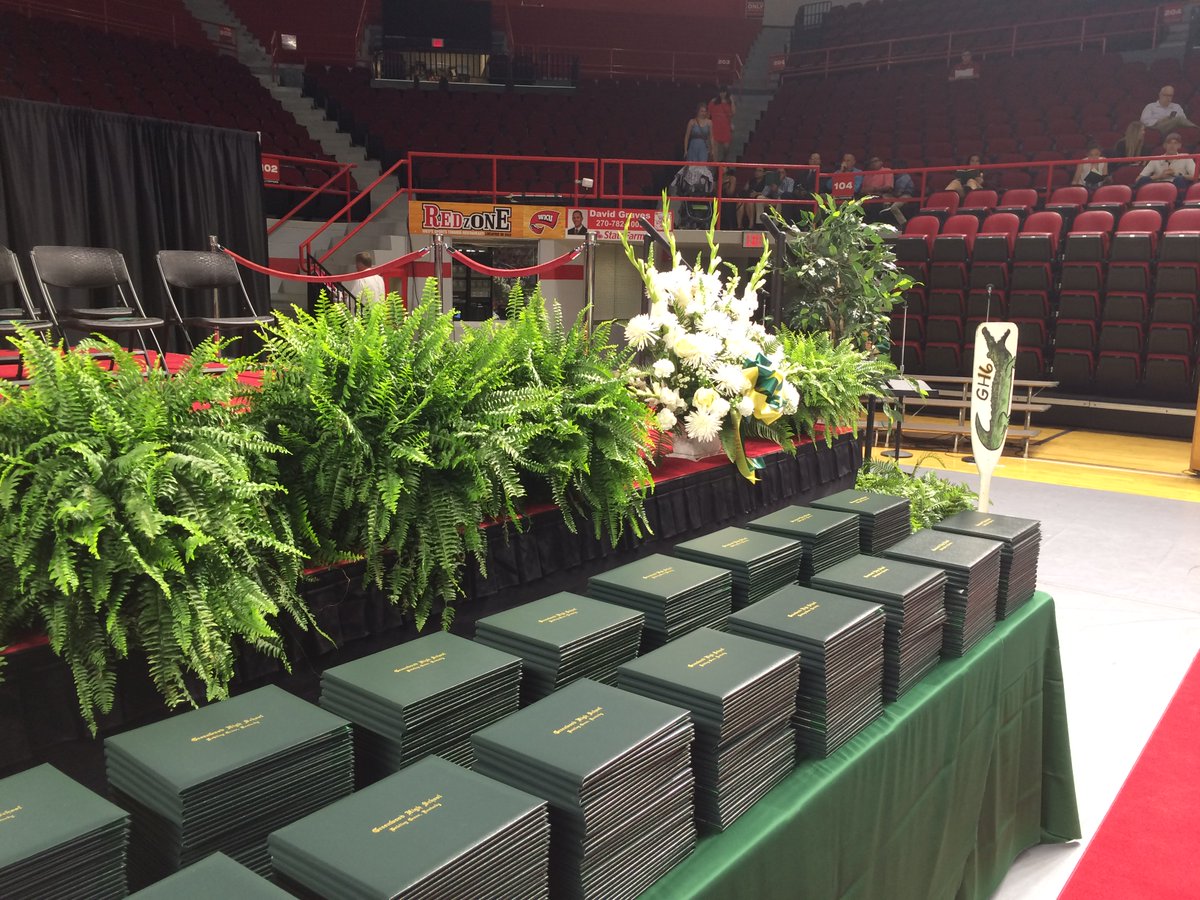 Melanie_Llontop's tweet photo. Congratulations Greenwood High School Seniors 2016 #GHSClassof2016 #GHSGatorNation #GHSGatorFamily https://t.co/Q0dnuoiNoJ