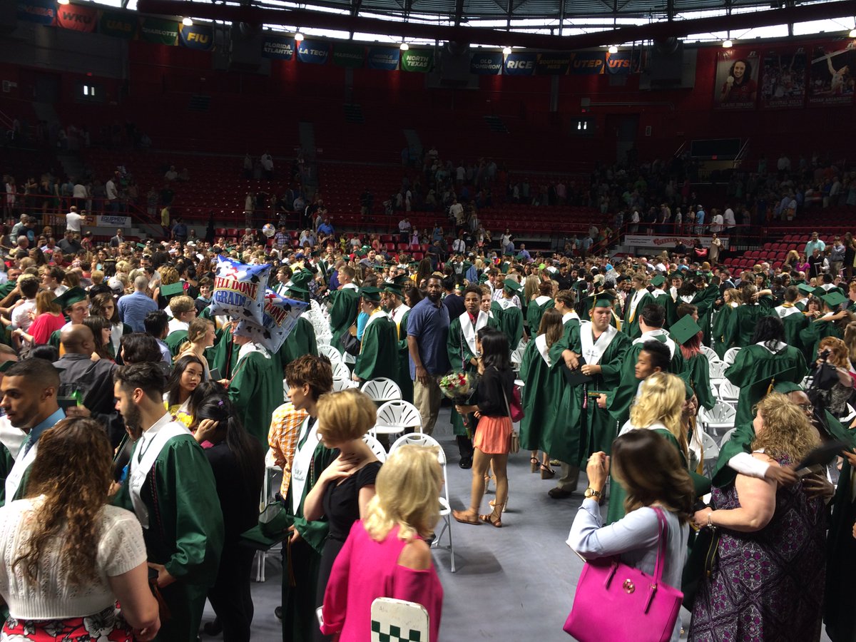 Melanie_Llontop's tweet photo. Congratulations Greenwood High School Seniors 2016 #GHSClassof2016 #GHSGatorNation #GHSGatorFamily https://t.co/Za1SNJXX7q