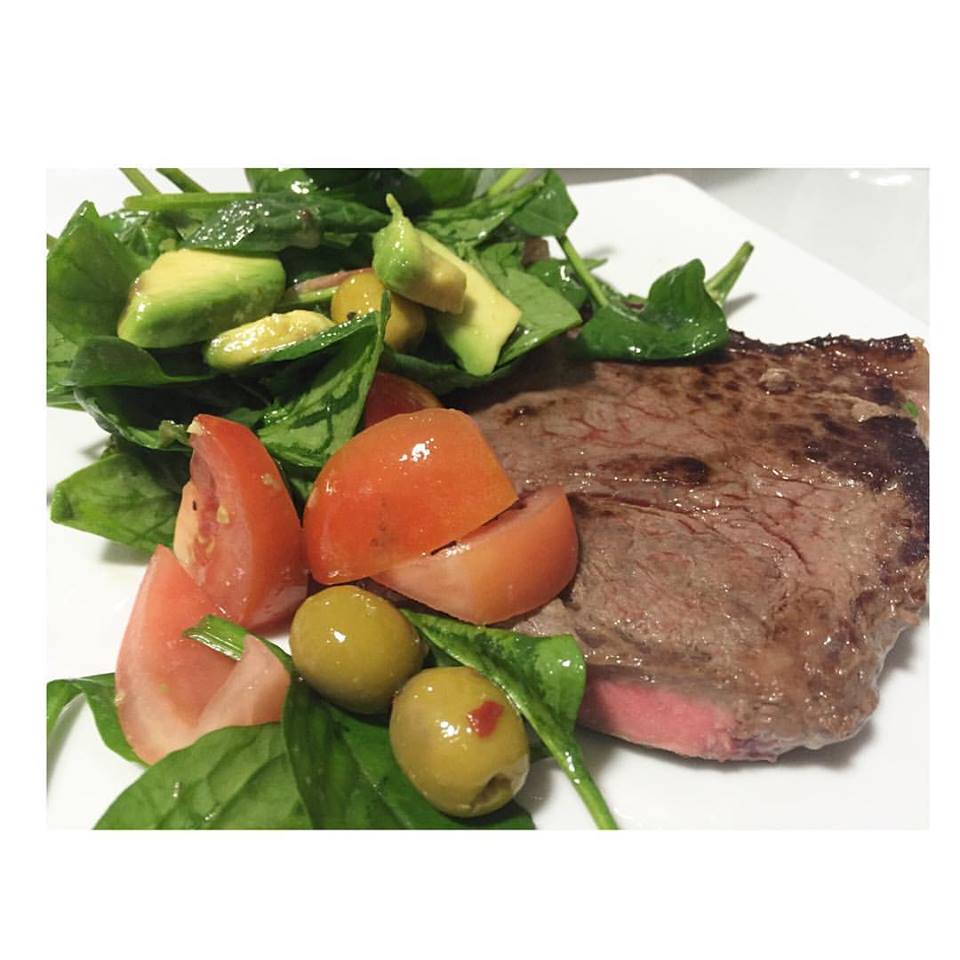 theketoking's tweet photo. A keto diet doesn't have to be all bacon and cheese fats! This meal fits my macros and I prefer these fats 💪🏻 #keto https://t.co/8LqnqtazrV