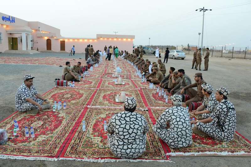 SaudiNews50's tweet photo. #صورة..

في ثانی أیام رمضان.. إفطار جماعي للمرابطين بـــ  #الحد_الجنوبي.

#الجنود_المرابطين
- https://t.co/n9kCsZscSW