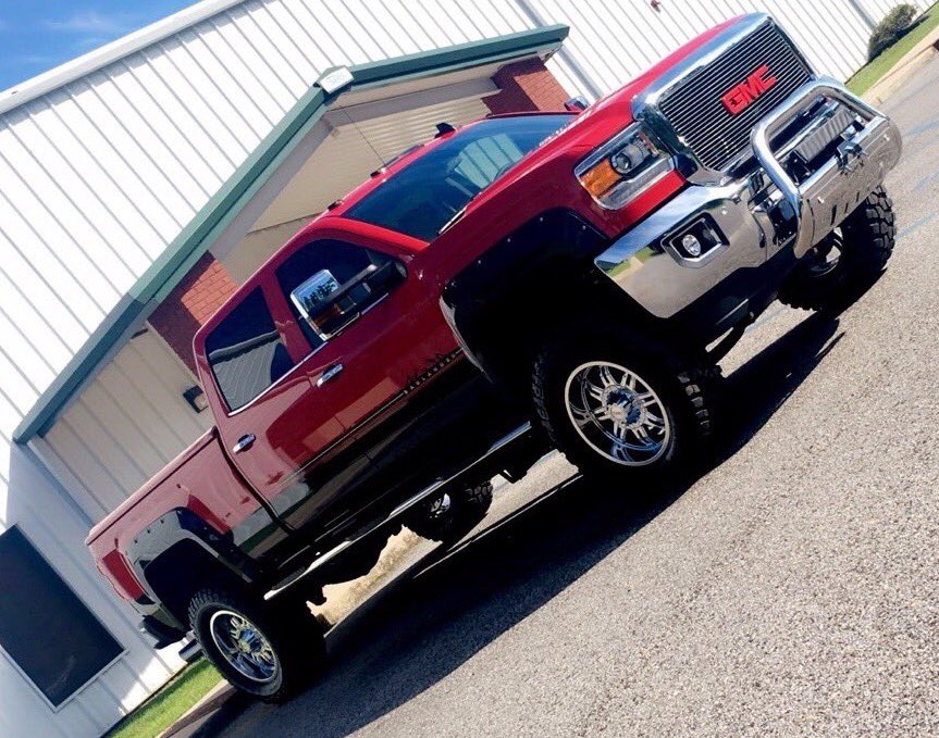 ChadSummerlin's tweet image. My new truck finally arrived! Custom GMC 2500 HD Diesel 4X4 with 6" lift on 35's w/carbon fiber! #Badlander #Tuscany
