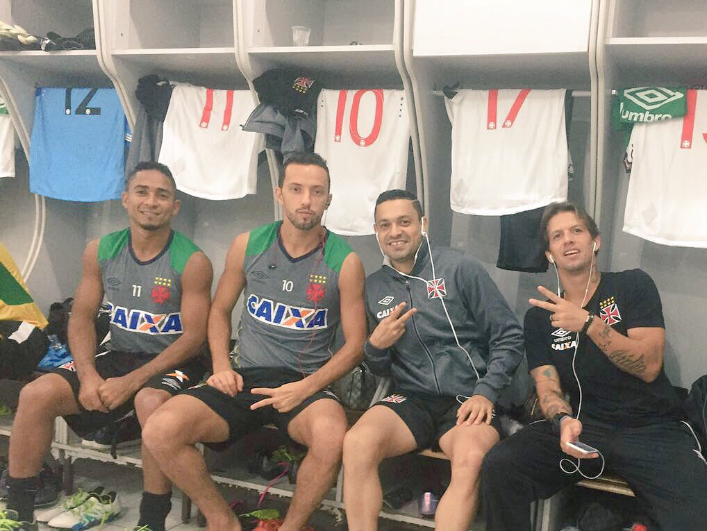 Nene10's tweet photo. Antes de entrar em Campo ⚽️🙌🏽 https://t.co/9tFc6w9ovW