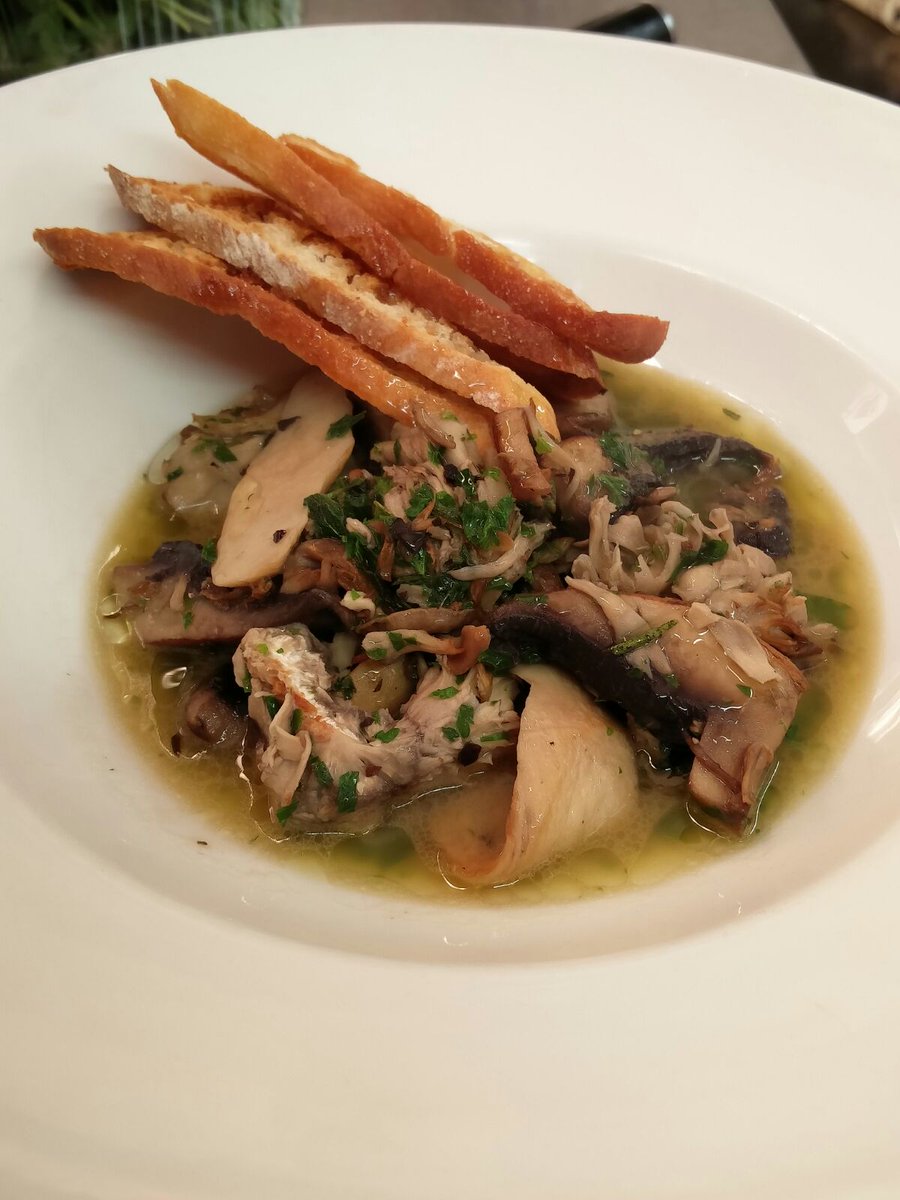 ilvicologalway's tweet photo. Wild Mushrooms and #ballyhookflyer #yumyum #galwayfood #Summer2016 https://t.co/cW9EO9LPKG